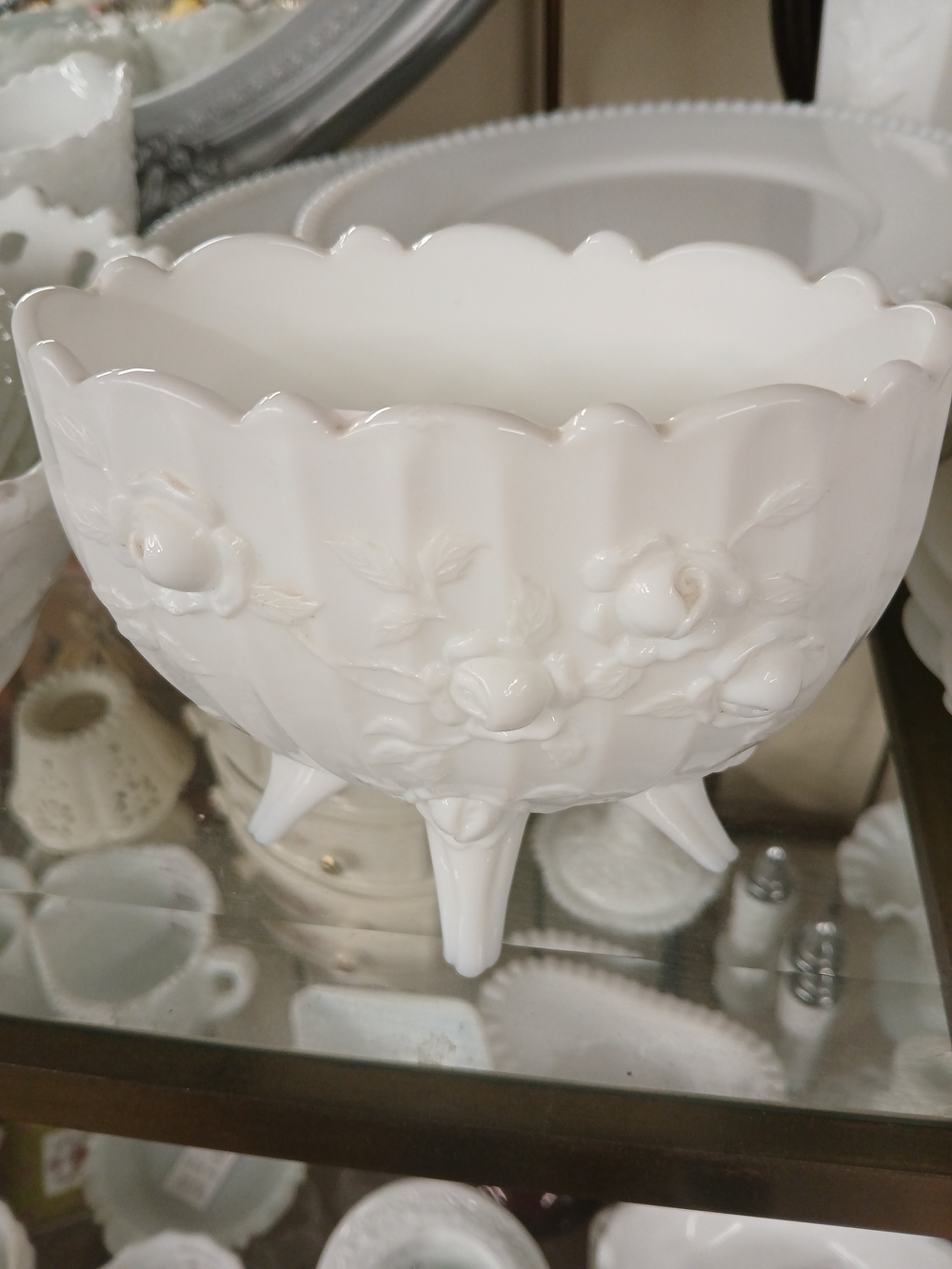RARE - Vintage Fenton Cabbage Rose Oval Milk Glass Vase - Picture 4 of 4